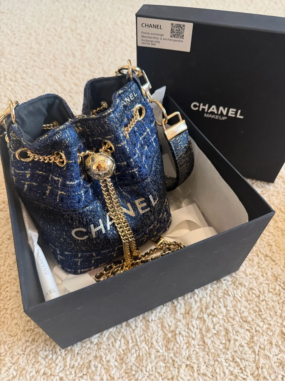 CHANEL Blue Tweed Drawstring Crossbody Bag with Gold Hardware - Picture 4 of 6